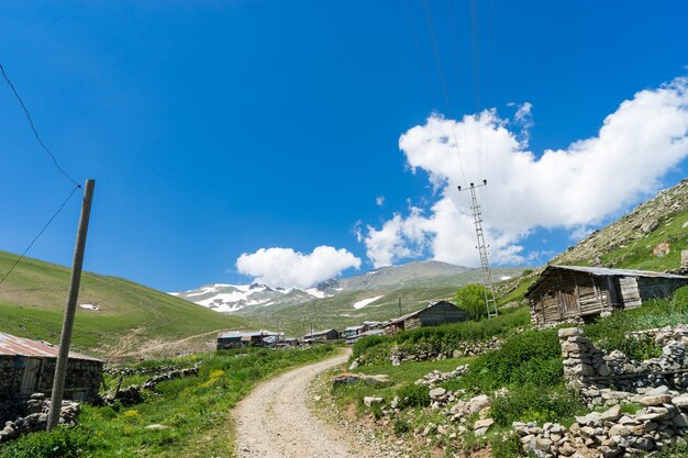 Highland Village entre montañas en verano en el Giresun - Turquía