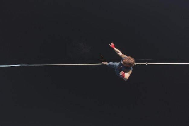 Highline sobre a água O atleta caminha em uma linha acima da água Vista aérea épica