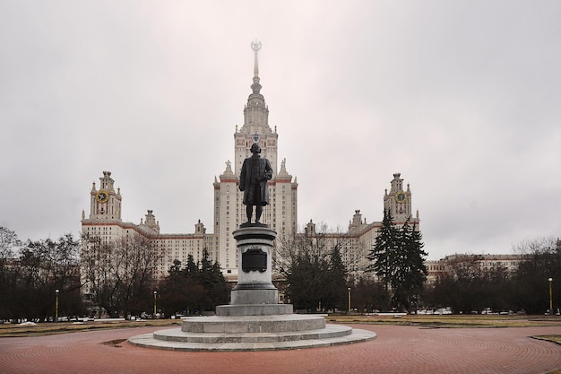 Foto highrise de stalin el edificio principal de la universidad estatal de moscú monumento a lomonosov en moscú