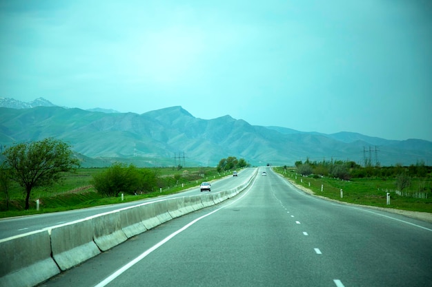 Highway durch die grünen Ebenen