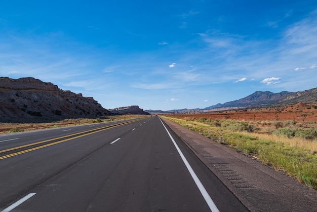 Highway road Viaje por carretera en el desierto de Arizona Travel american concept