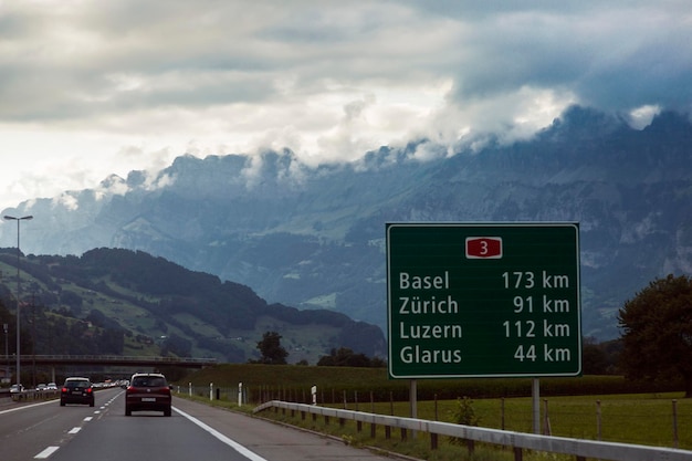 Highway swiss road en las montañas de los Alpes Suiza