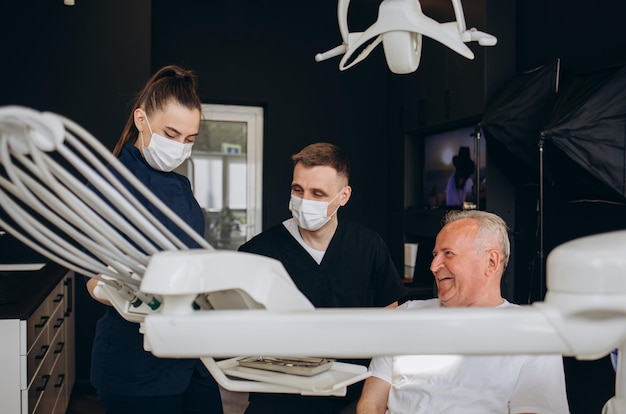 Higiene dental y cuidado del dentista para el anciano mayor