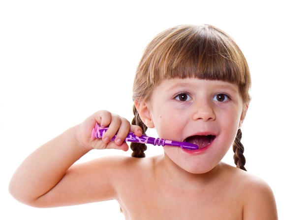 Foto higiene dental. niña feliz cepillándose los dientes