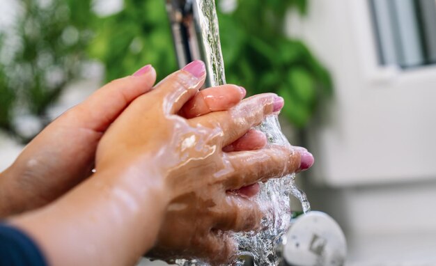 Higiene. limpeza das mãos. lavar as mãos com prevenção de água para o surto de gripe respiratória do patógeno da china 2019-ncov. perigoso vírus corona asiático ncov, conceito de risco pandêmico sars