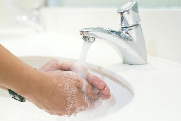 Higiene Limpieza de Manos Lavarse las manos con jabón debajo del grifo con agua