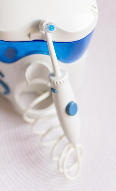 Higiene oral Irrigador para limpar os dentes em um fundo branco