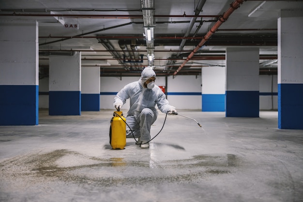 Higienização de superfícies interiores, garagem. Limpeza e desinfecção de edifícios, epidemia de coronavírus. Equipes profissionais para esforços de desinfecção. Prevenção de infecções e controle de epidemia. P