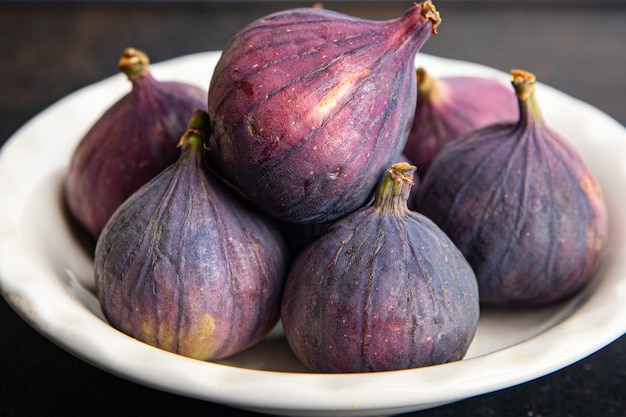 Higos, fruta fresca, lista para comer, merienda en la mesa, espacio de copia, fondo de alimentos, vista superior rústica