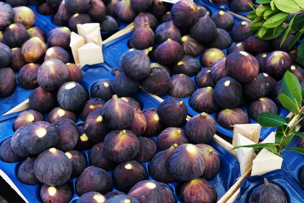 higos de fruta en el mostrador en la ventana