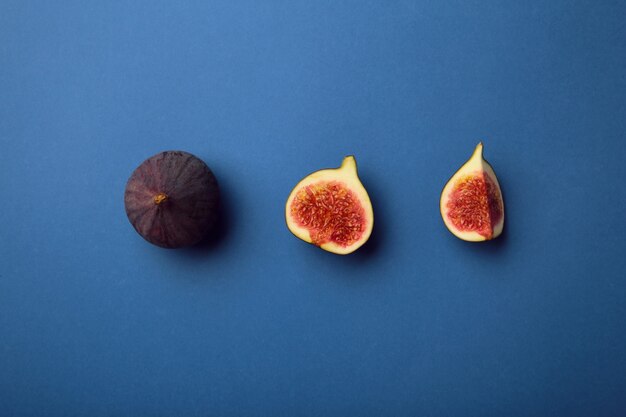 Higos maduros frescos sobre fondo azul oscuro. Fruta tropical