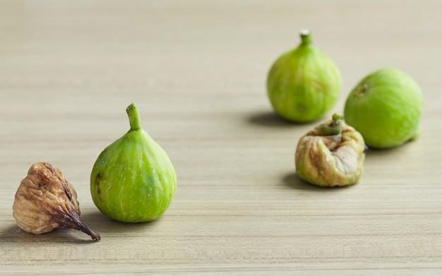 Higos maduros en una mesa de madera