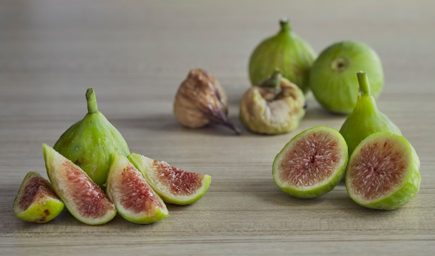 Higos maduros en una mesa de madera