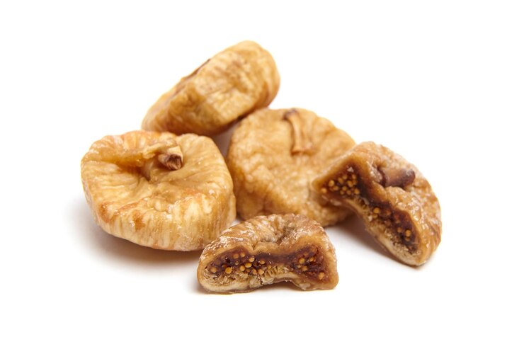 higos secos aislados sobre un fondo blanco bocadillos saludables frutas secas higos mitad con semillas