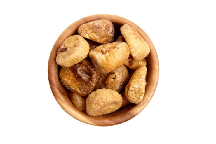 Higos secos en tazón de madera aislado sobre fondo blanco Vista superior de frutas secas dulces