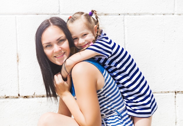 Hija abraza a mamá por el cuello