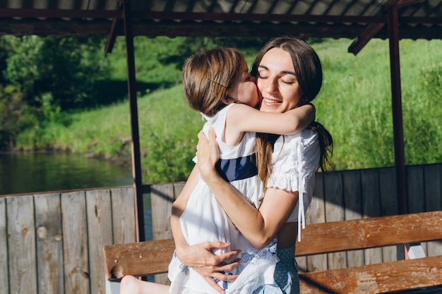 Hija abrazando madre