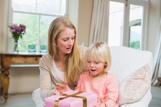 Hija de abrir un regalo de mamá