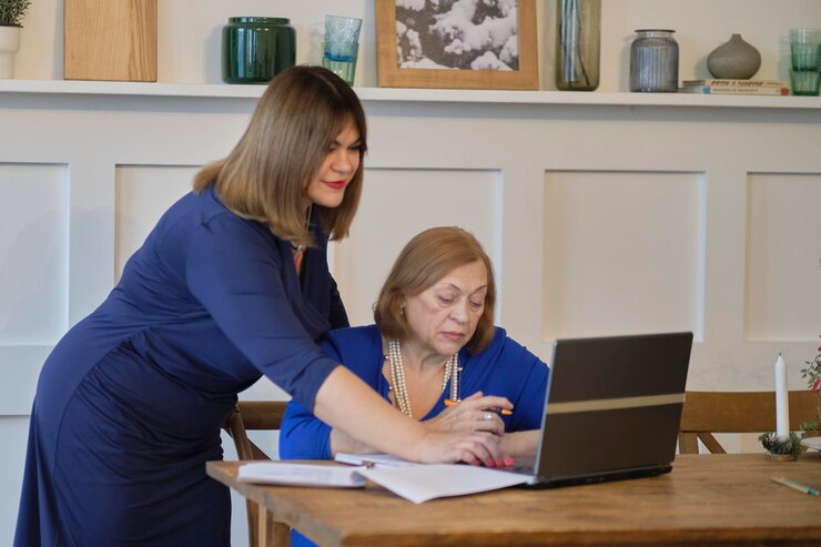 Foto hija adulta reconociendo a su mamá con tecnología moderna