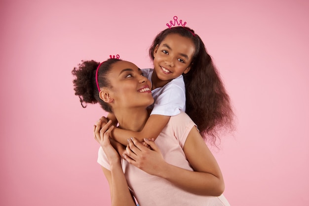 Hija afroamericana en caballito