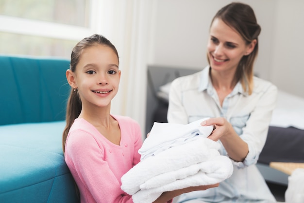 La hija ayuda a la madre con las tareas del hogar.