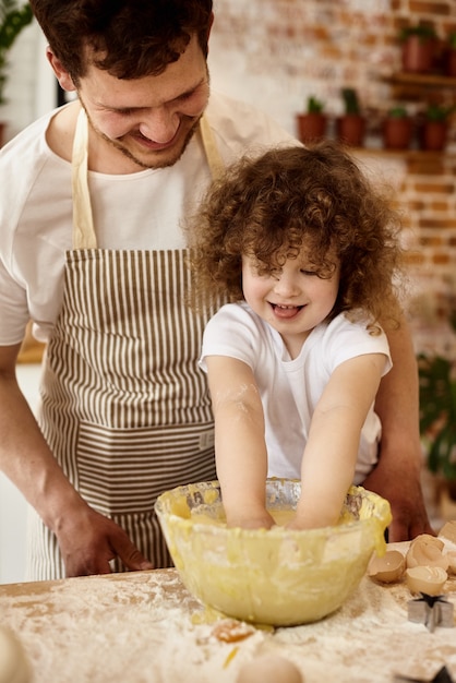 Hija ayuda a papá en la cocina