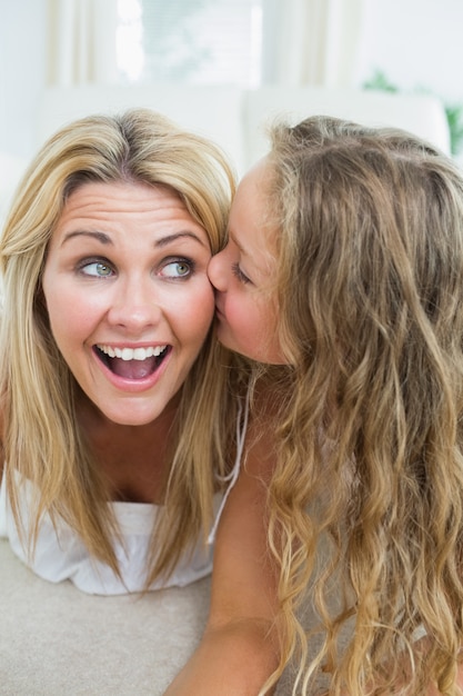 Hija besando a su madre