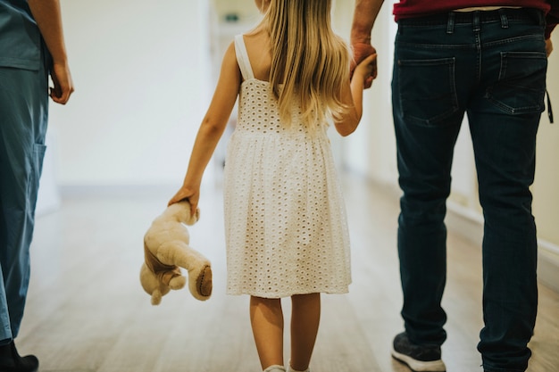 Hija caminando con su padre discapacitado