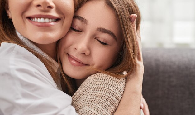 Hija de caricias de mujer suave con los ojos cerrados