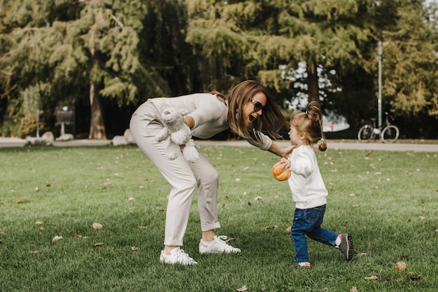 Foto hija corre a encontrarse con su madre