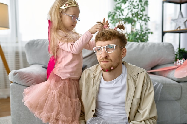 Hija crea divertido peinado para padre