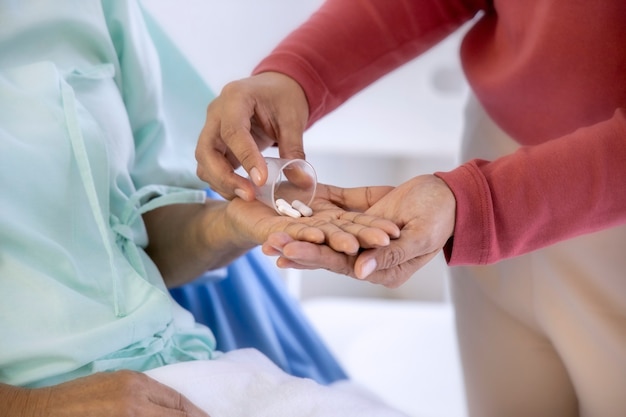 Hija cuidando a la anciana madre en el hospital