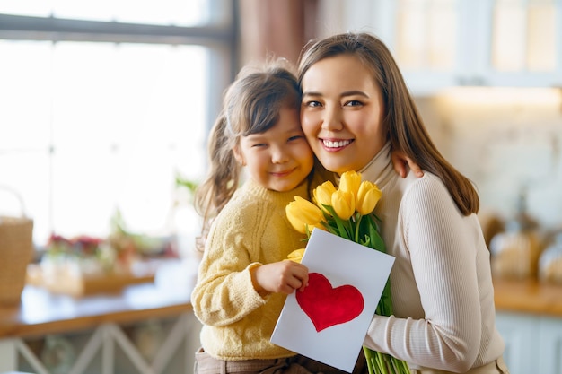 Hija dando a madre ramo de flores