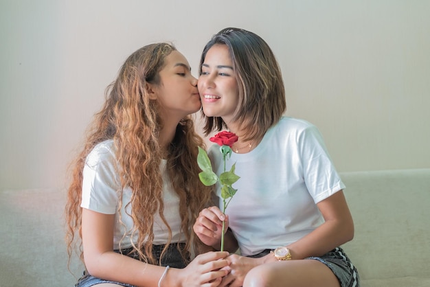 Hija dando rosas en el día de la madre y beso.