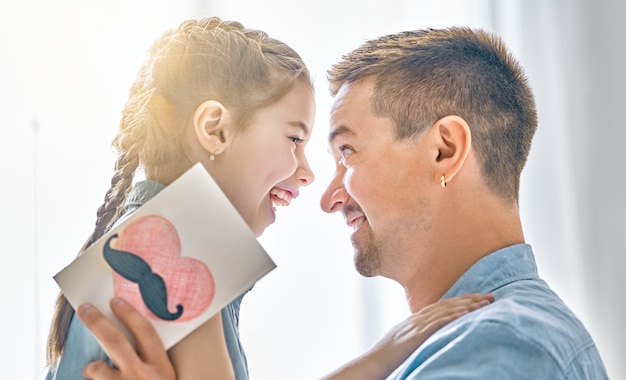 La hija felicita a su padre.