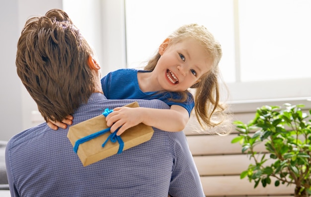 La hija felicitando a su padre.