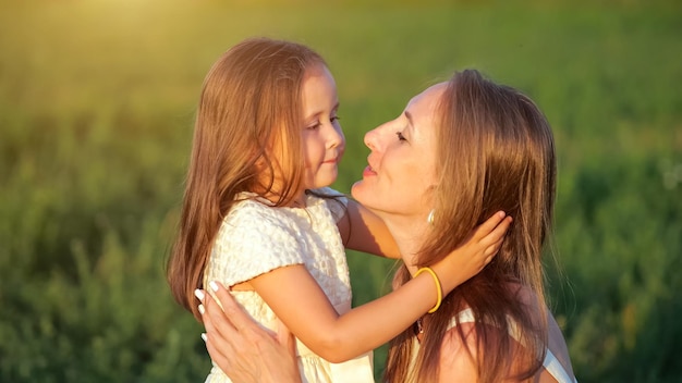 La hija joven muestra amor puro abrazando a la madre de cerca