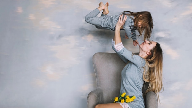 Foto hija y madre jugando juntas