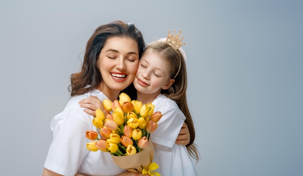 Hija y madre con un ramo de flores