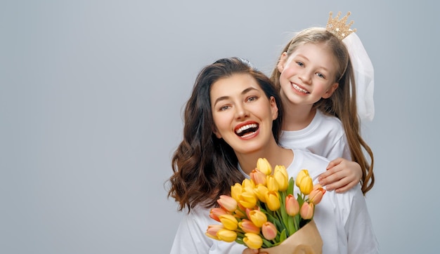 Hija y madre con un ramo de flores