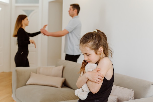 Hija molesta se siente triste por la pelea de los padres