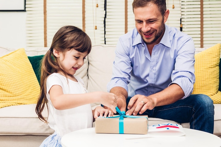 Foto hija y padre abriendo una caja de regalos en casa