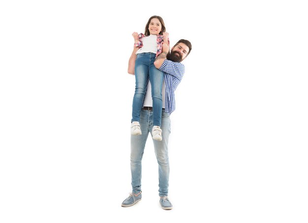 Foto una hija querida de su padre hombre barbudo que lleva a una hija pequeña en sus manos padre feliz y su hija pequeña disfrutando el tiempo juntos tratando a su hija con amor