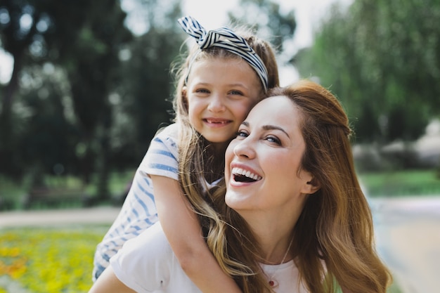 Hija radiante. Linda hija radiante abrazando a su amorosa madre sonriente mientras pasa tiempo con ella