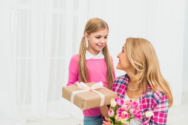 Foto hija regalar a madre con flores