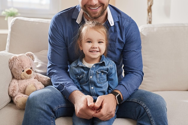 Hija sonriente y padre de cultivos en casa