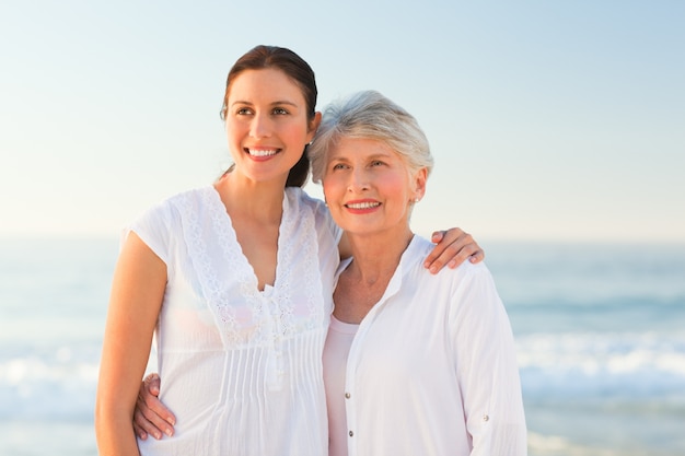 Hija sonriente con su madre