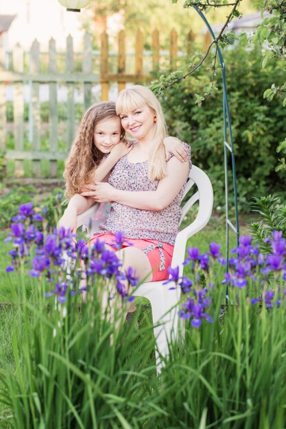 Hija con su madre en el jardín