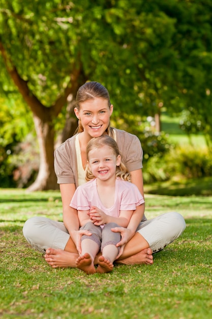 Hija con su madre en el parque.