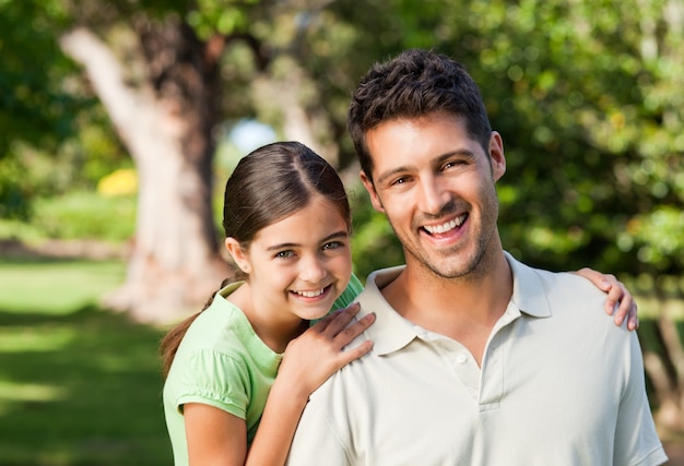 Hija con su padre en el parque